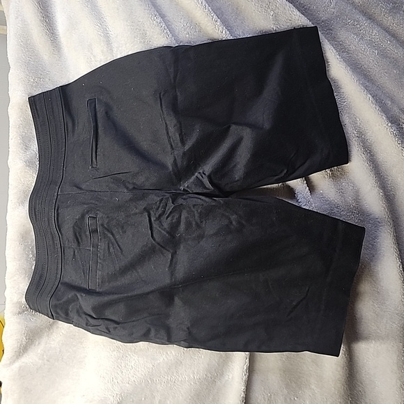 Black Cache stretchy size 4 Bermuda shorts. - Picture 2 of 3
